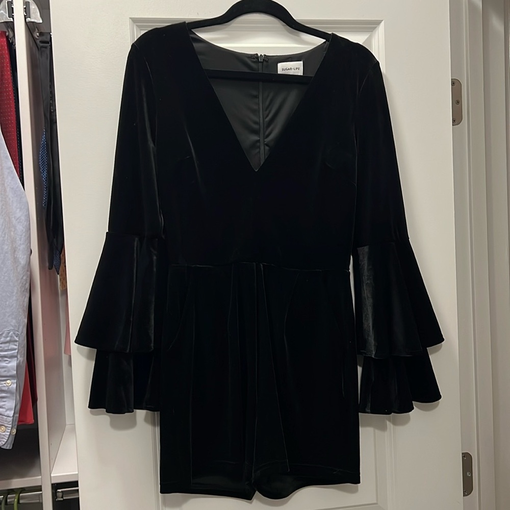 Sugar lips black velvet romper, never been worn. Size Small